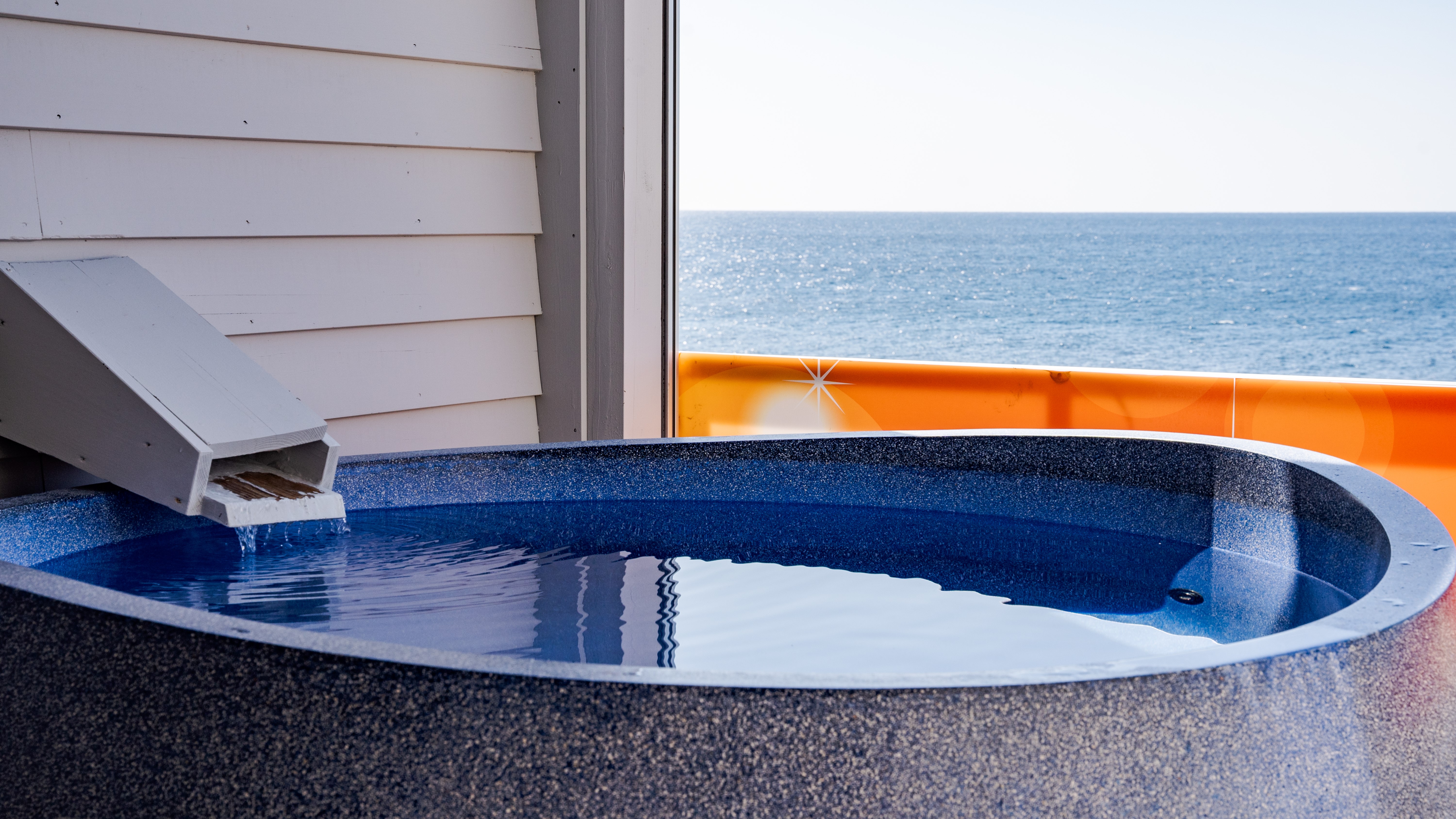 ウェスタンスタイル離れ　※客室によってテーマカラーが異なります。