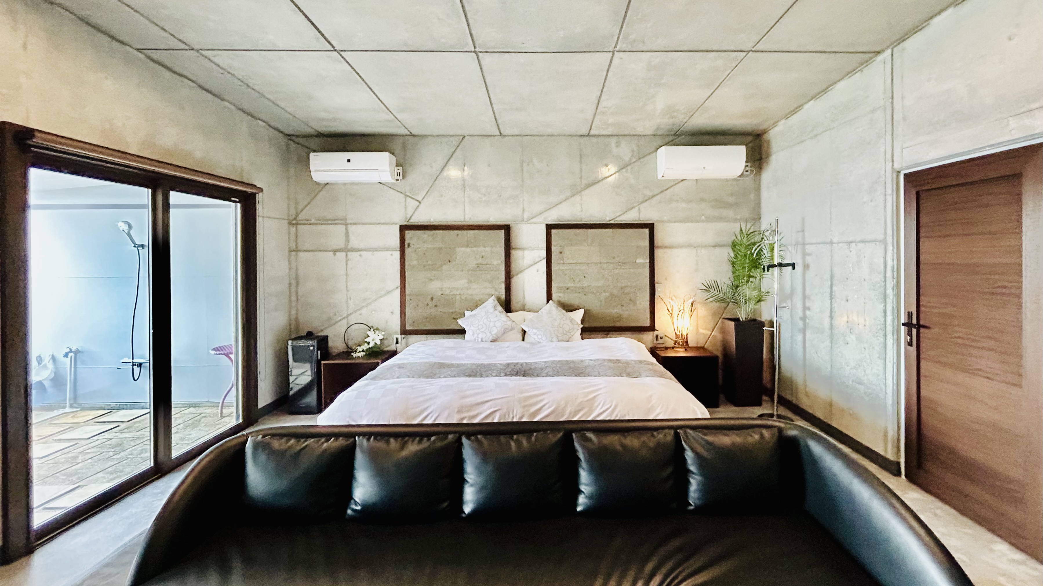 ウェスタンスタイル離れ　※客室によってテーマカラーが異なります。