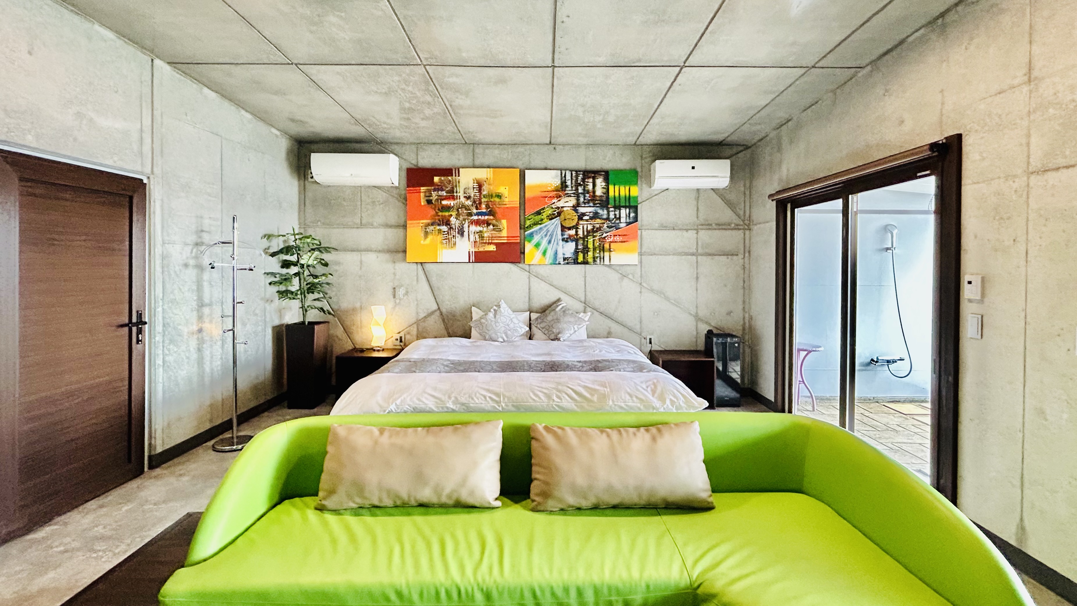 ウェスタンスタイル離れ　※客室によってテーマカラーが異なります。