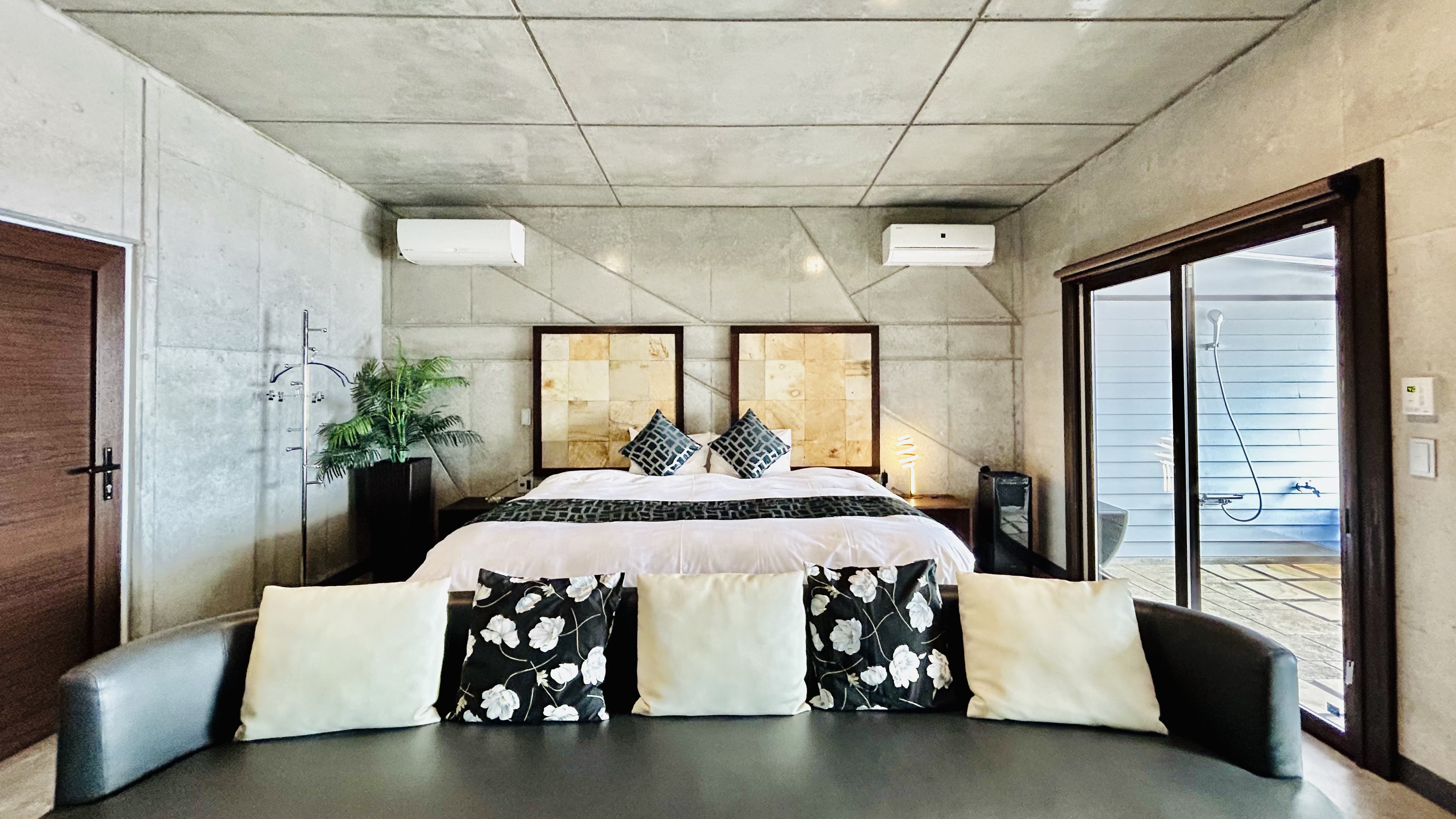 ウェスタンスタイル離れ　※客室によってテーマカラーが異なります。