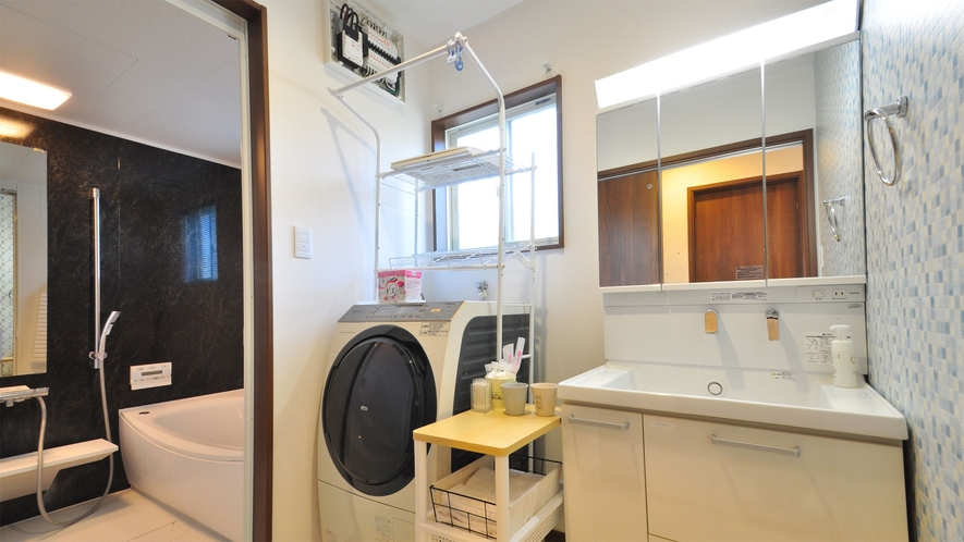 【施設内設備】洗面台　全自動洗濯機　長期滞在でも快適