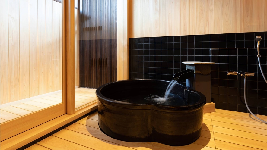 【外村宇兵衛邸】信楽焼の浴槽が目を引く小浴場。ヒノキの香りが漂います。