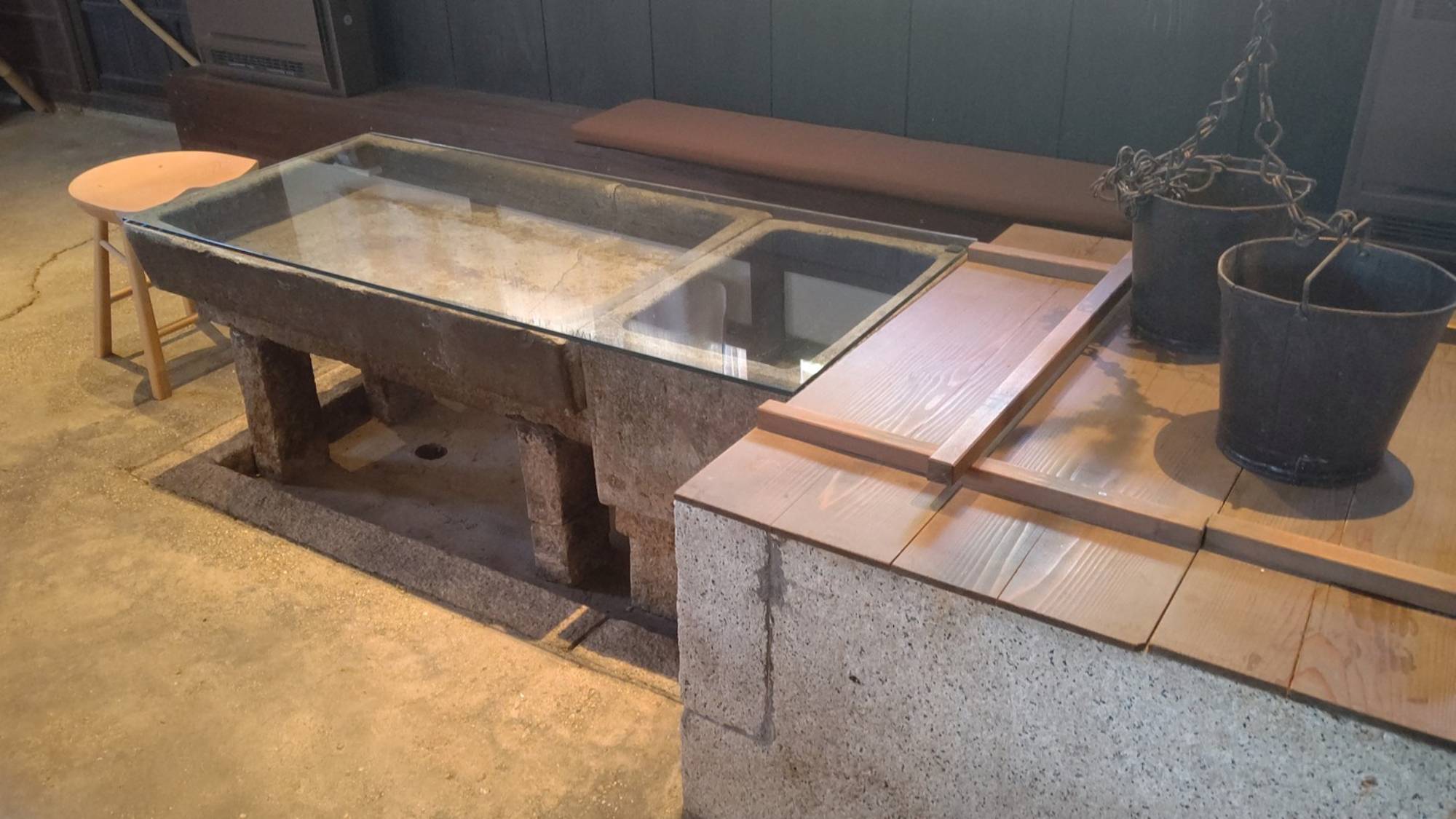 【外村宇兵衛邸】かつての流し台を生かしたガラステーブル。昔の暮らしに思いを馳せるひとときを…。