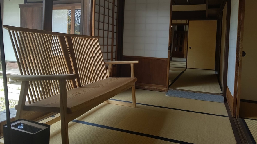 【外村宇兵衛邸】通路のベンチも東近江市産の木材を使用したものです。