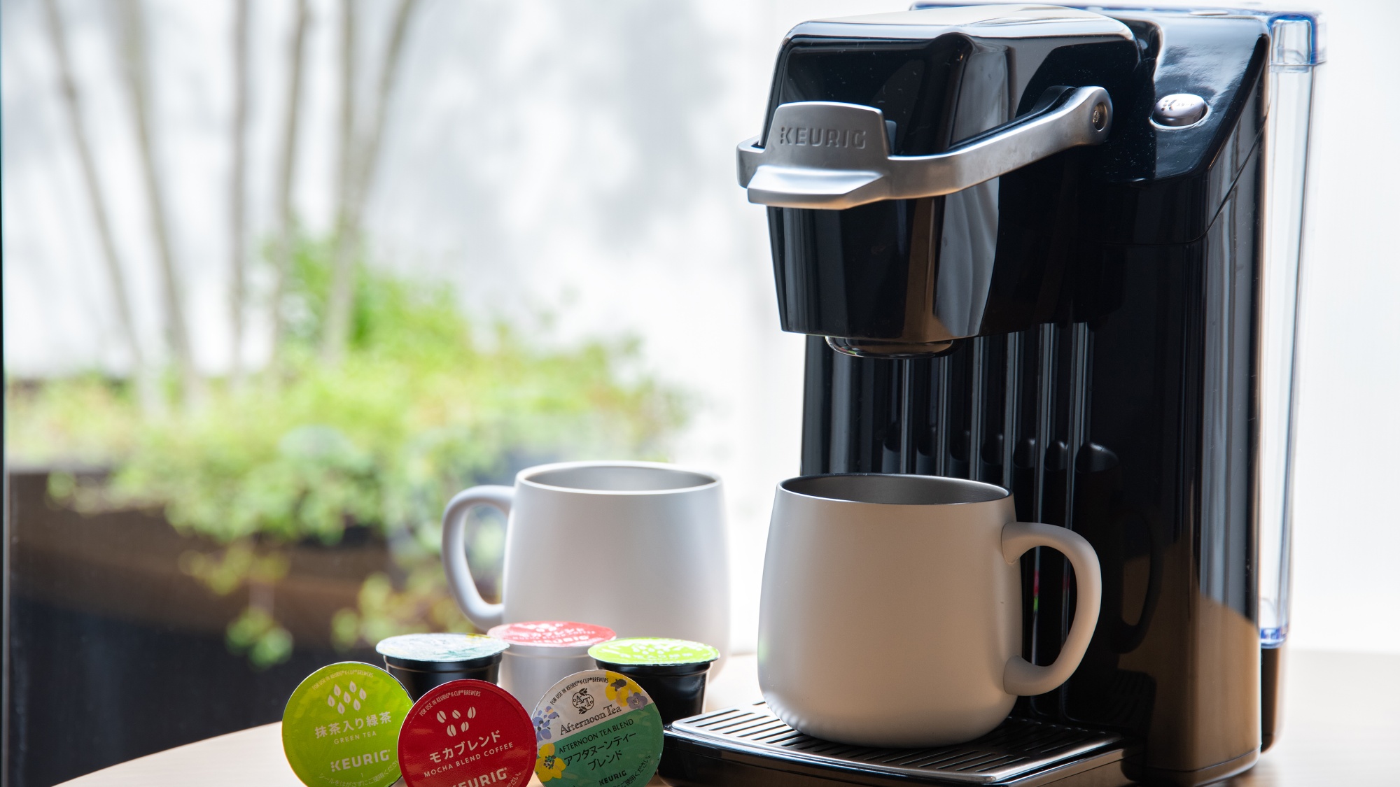 【デラックス和洋室】夜の寛ぎのひとときや爽やかな朝の目覚めに、お好みのコーヒーやお茶でゆったりと。