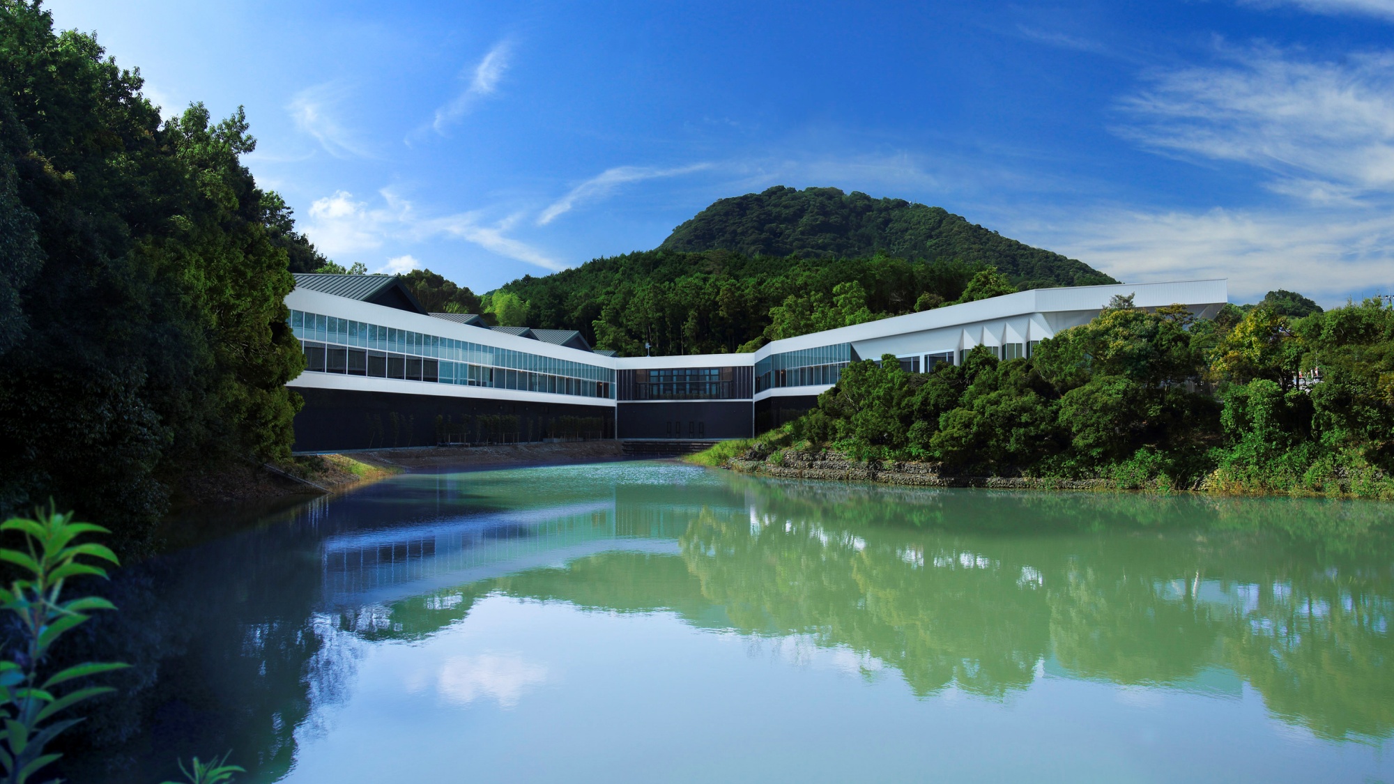 【外観】山のふもとに位置する当館。木々と池がそばにある癒しの空間で、ゆっくり羽を伸ばしてくださいね。