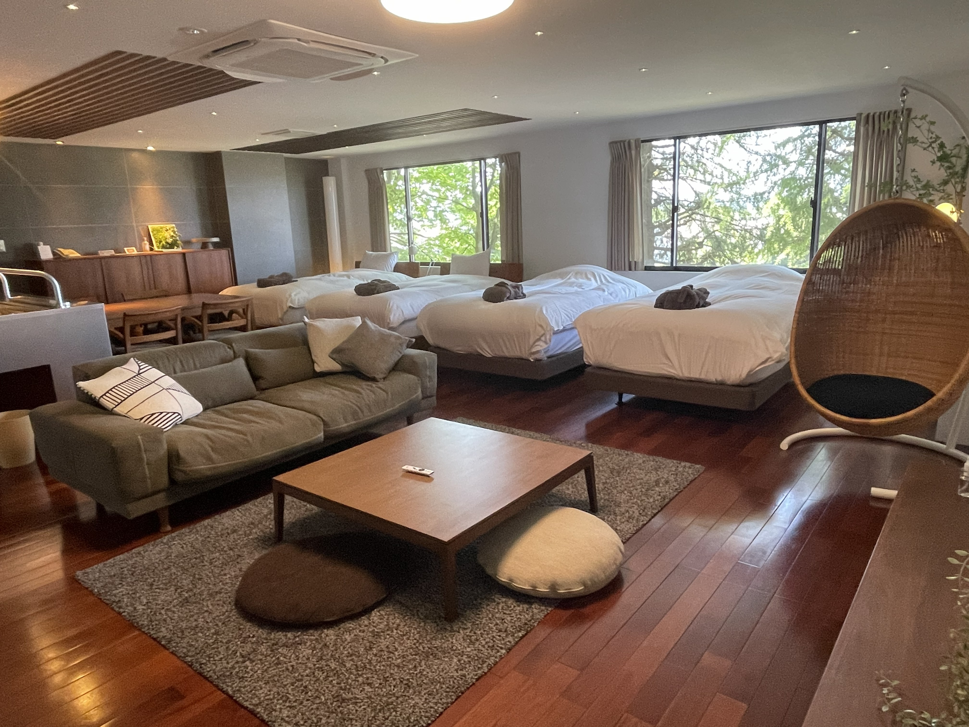 Premium Living Room ベッド４台仕様