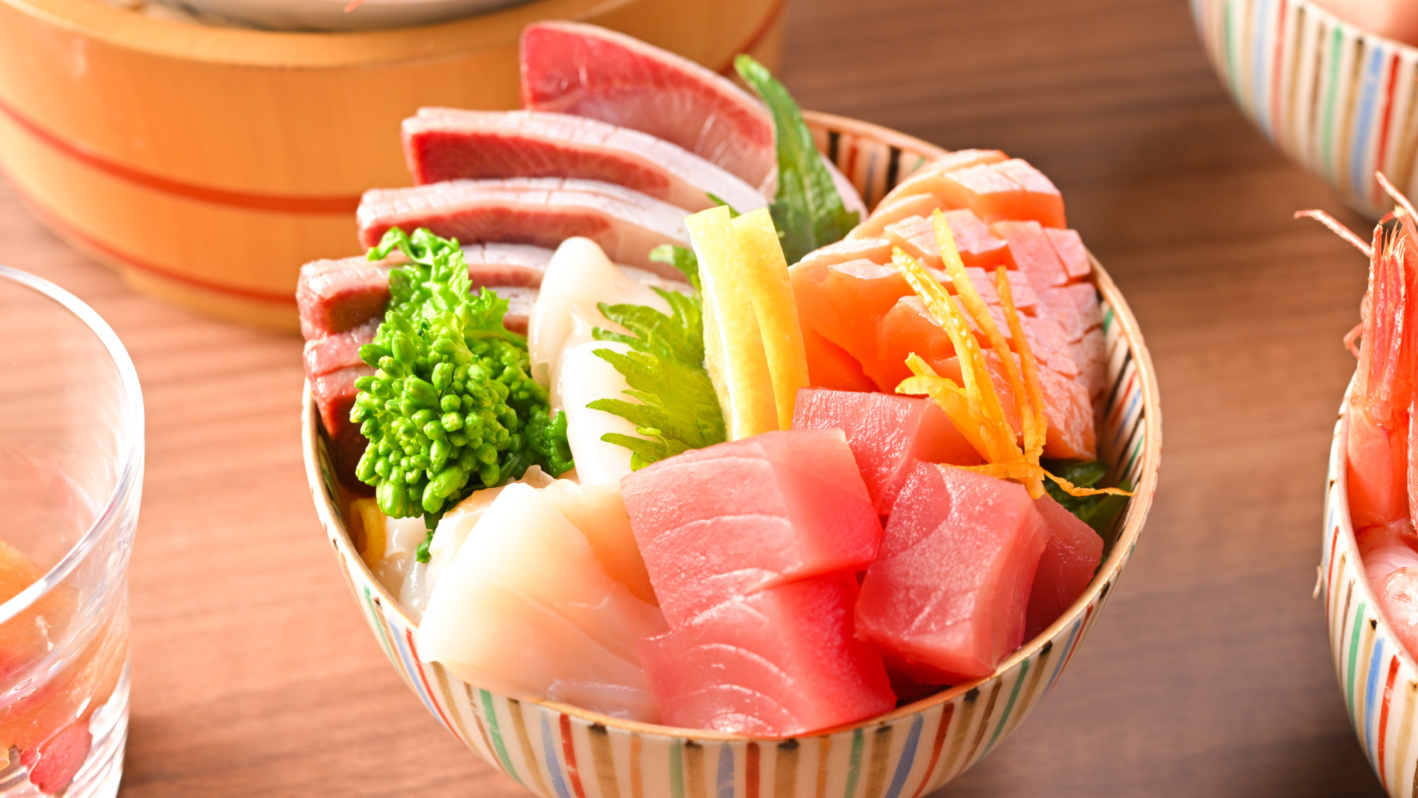 「ザ・ハーバー」ディナービュッフェ：北海道ならではの新鮮な海の幸具材を好きなだけのせた「海鮮丼」