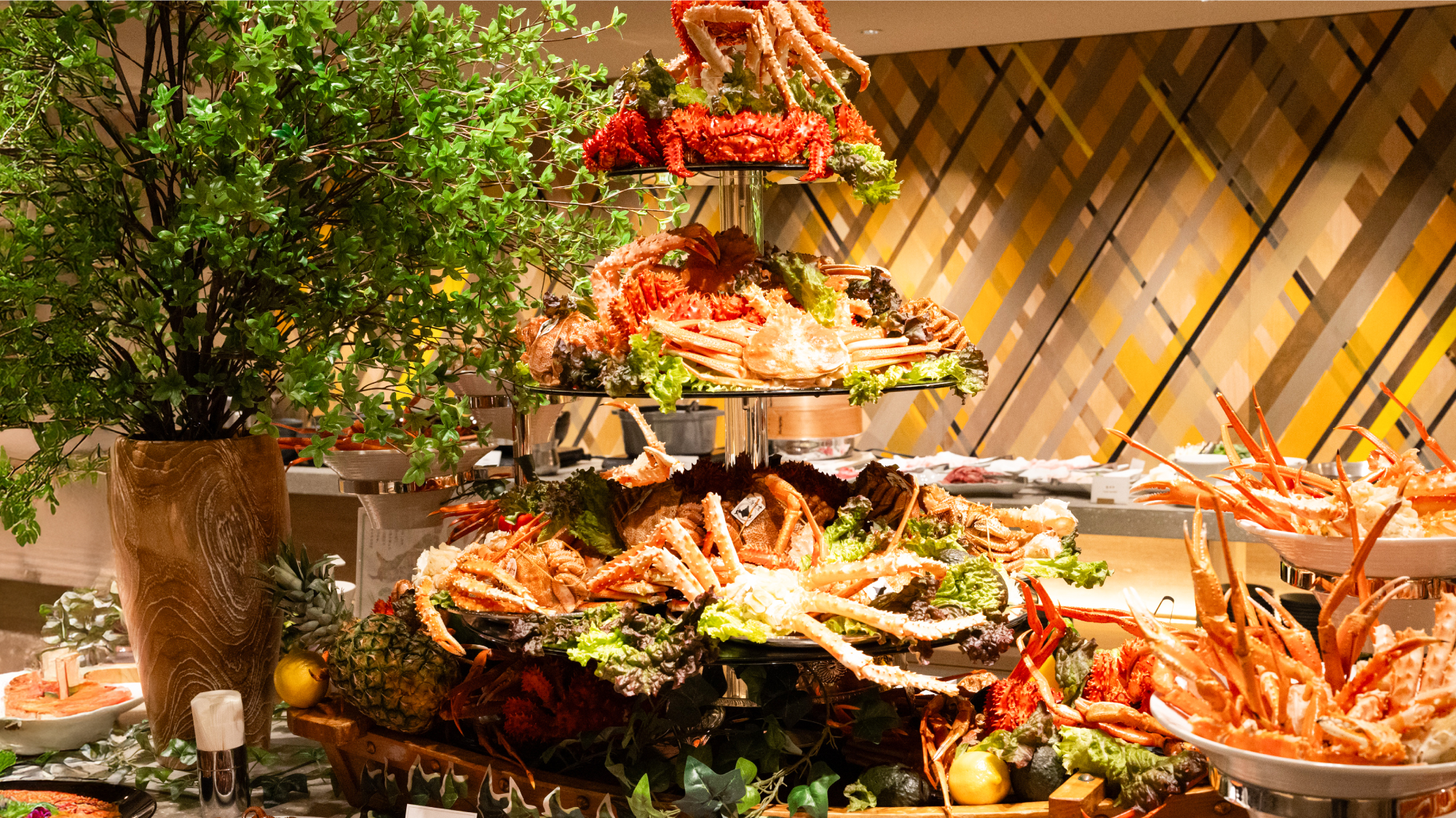 「ザ・ハーバー」ディナービュッフェ：紅ズワイガニと花咲ガニのタワー。
