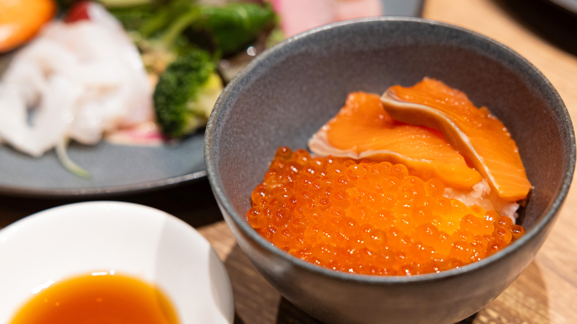 「ザ・ハーバー」ディナービュッフェ：自分だけの海鮮丼を作ってみてください。