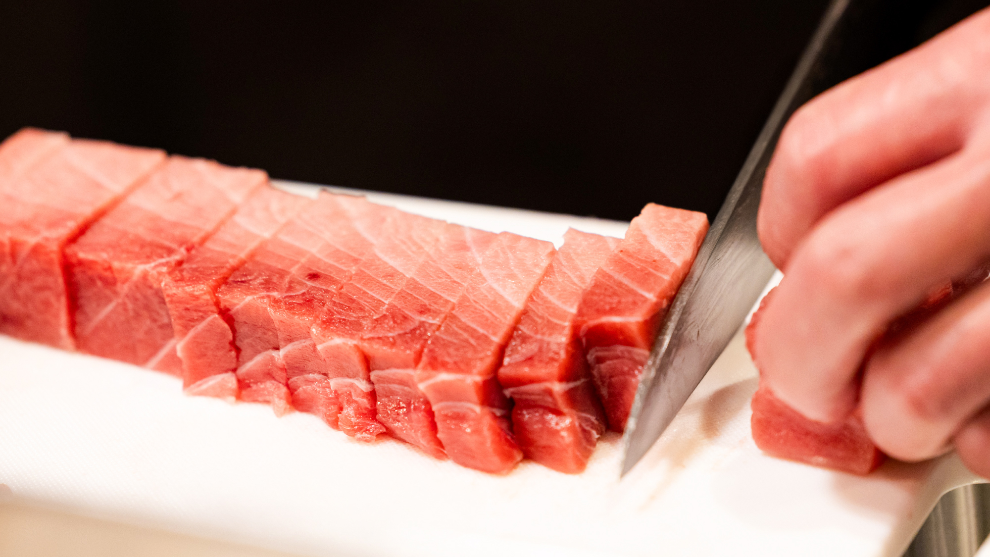 「ザ・ハーバー」ディナービュッフェ：お肉料理なども充実しており、シェフが目の前で焼き上げます。