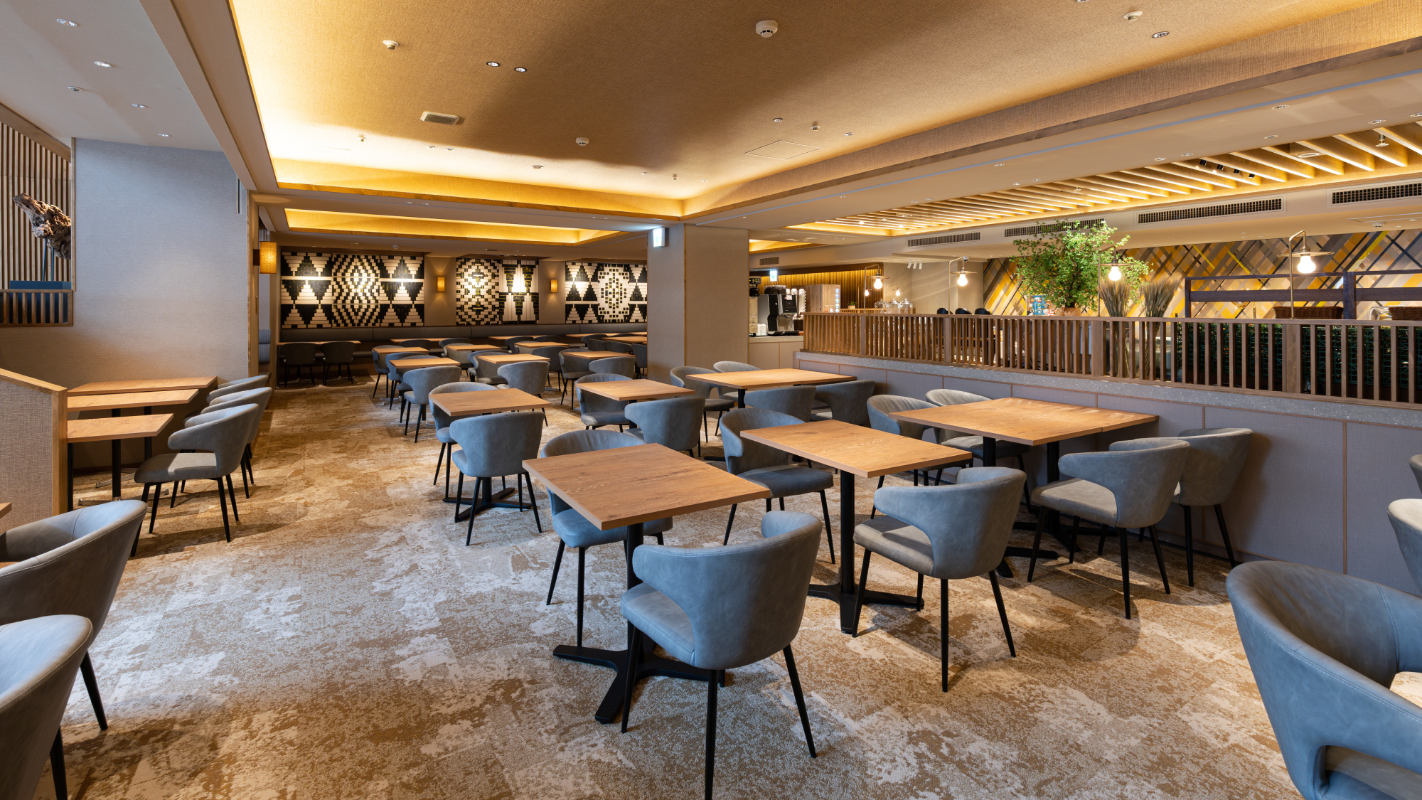 「ザ・ハーバー」客席：木材の温もりに包まれた、落ち着いたレストラン空間。 北海道の風土を感じるアート