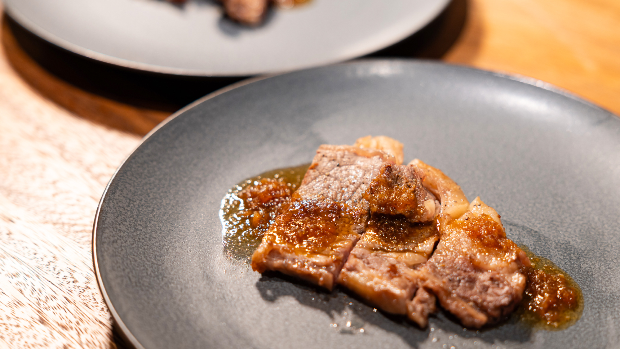 「ザ・ハーバー」ディナービュッフェ：低温調理で仕上げ、目の前で香ばしく焼き上げます。