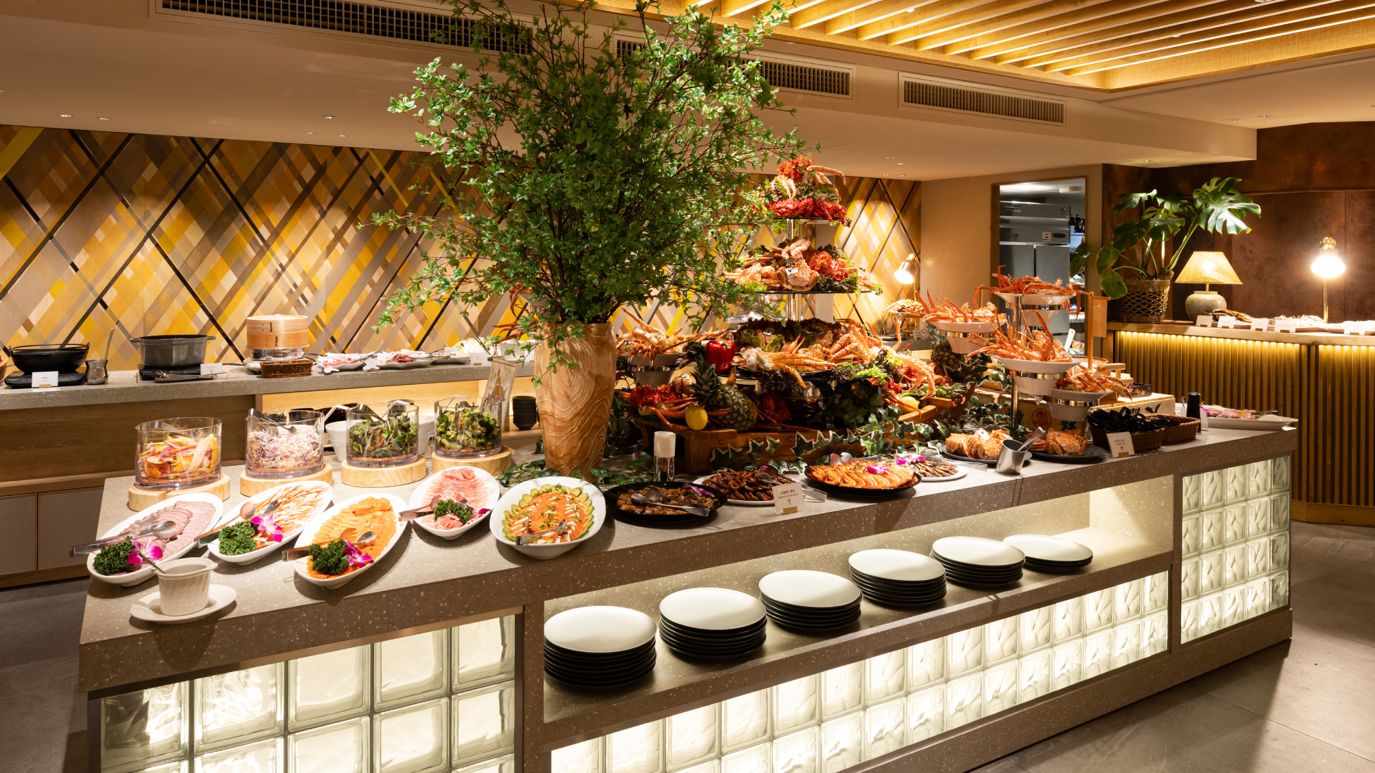 「ザ・ハーバー」ディナービュッフェ：お寿司やお刺身、海鮮丼に加え、マグロの食べ比べまで楽しめます。