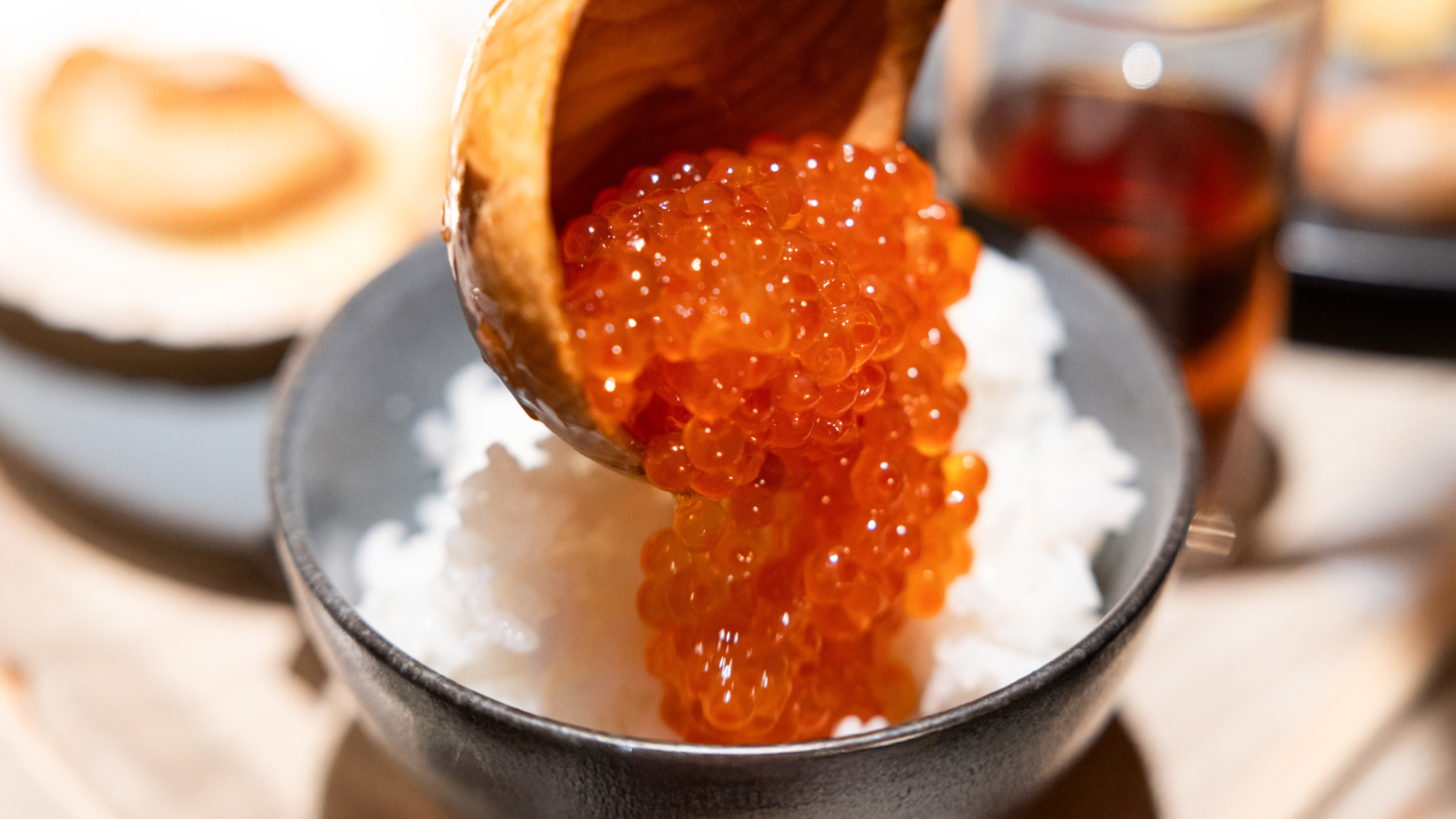 「ザ・ハーバー」ディナービュッフェ：海鮮丼にはやっぱりいくらも!