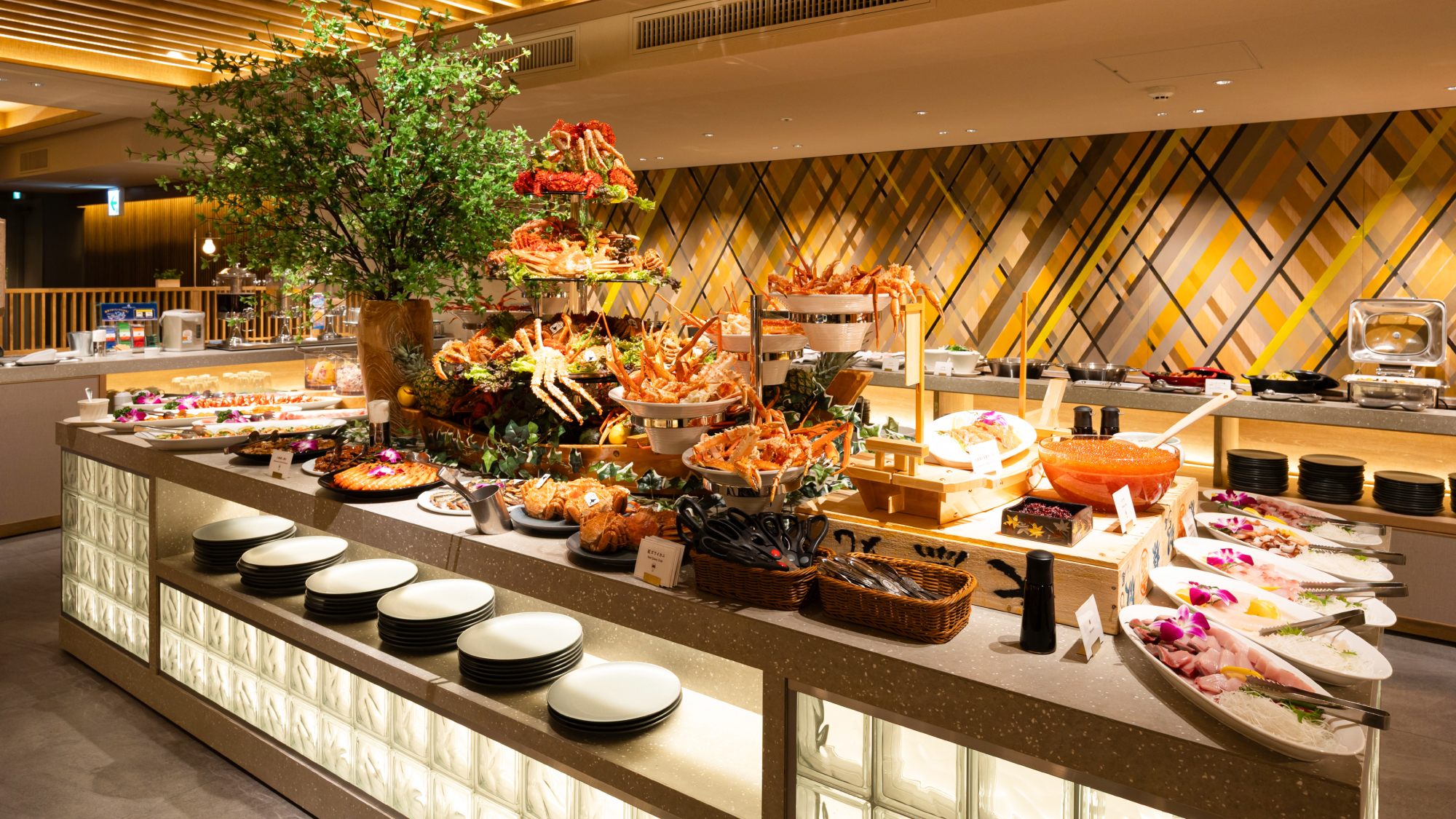 「ザ・ハーバー」ディナービュッフェ：会場に入ると、まず目に飛び込んでくるのが圧巻の蟹＆海鮮コーナー。