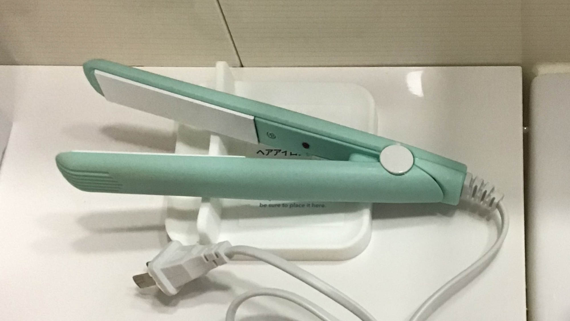【ヘアアイロントレー】熱を持ったヘアアイロンの一時置きができるので、洗面スペースをすっきり保てます。