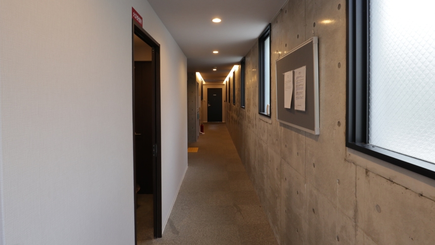 ・【廊下】フロント脇廊下を抜けると客室がございます。エレベーターも完備しています