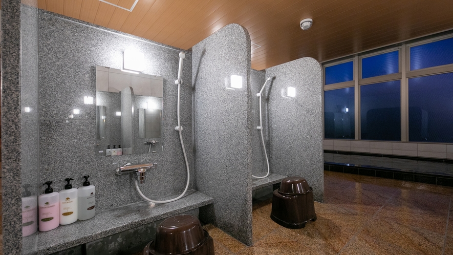 【大浴場・男湯】新築で清潔な大浴場！疲れを癒すひとときを。