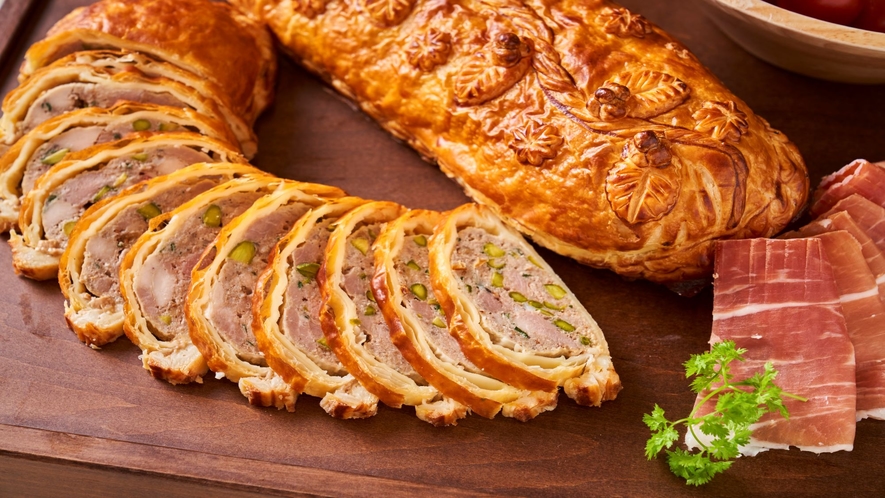 年末年始イヤーエンド＆ニューイヤーブッフェで提供する、あぐー豚とやんばる地鶏のパテ　パイ包み焼き