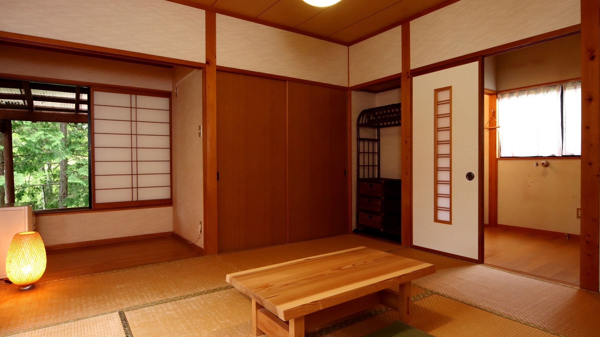 【客室】ポレポレ和室。脚をのばして寛ぎたい方に。洗面トイレ付きです。