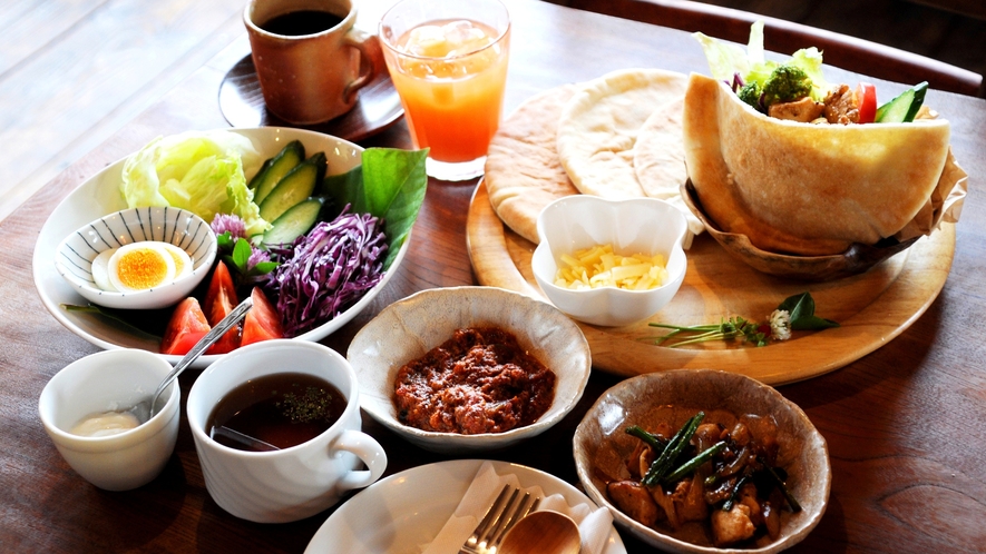 【食事】朝食一例。季節の野菜、自家製調味料、信州の味覚をピタパンにはさんで♪