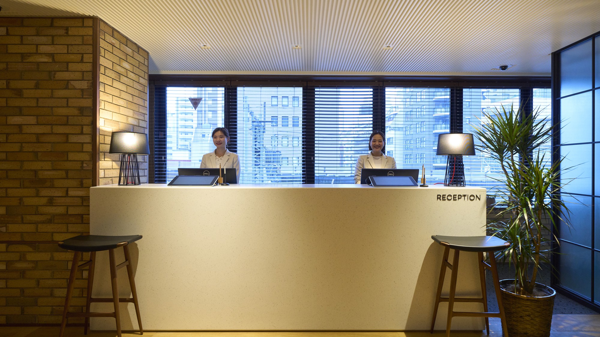 ■フロント■昼間は太陽光が差し込む明るいフロント♪