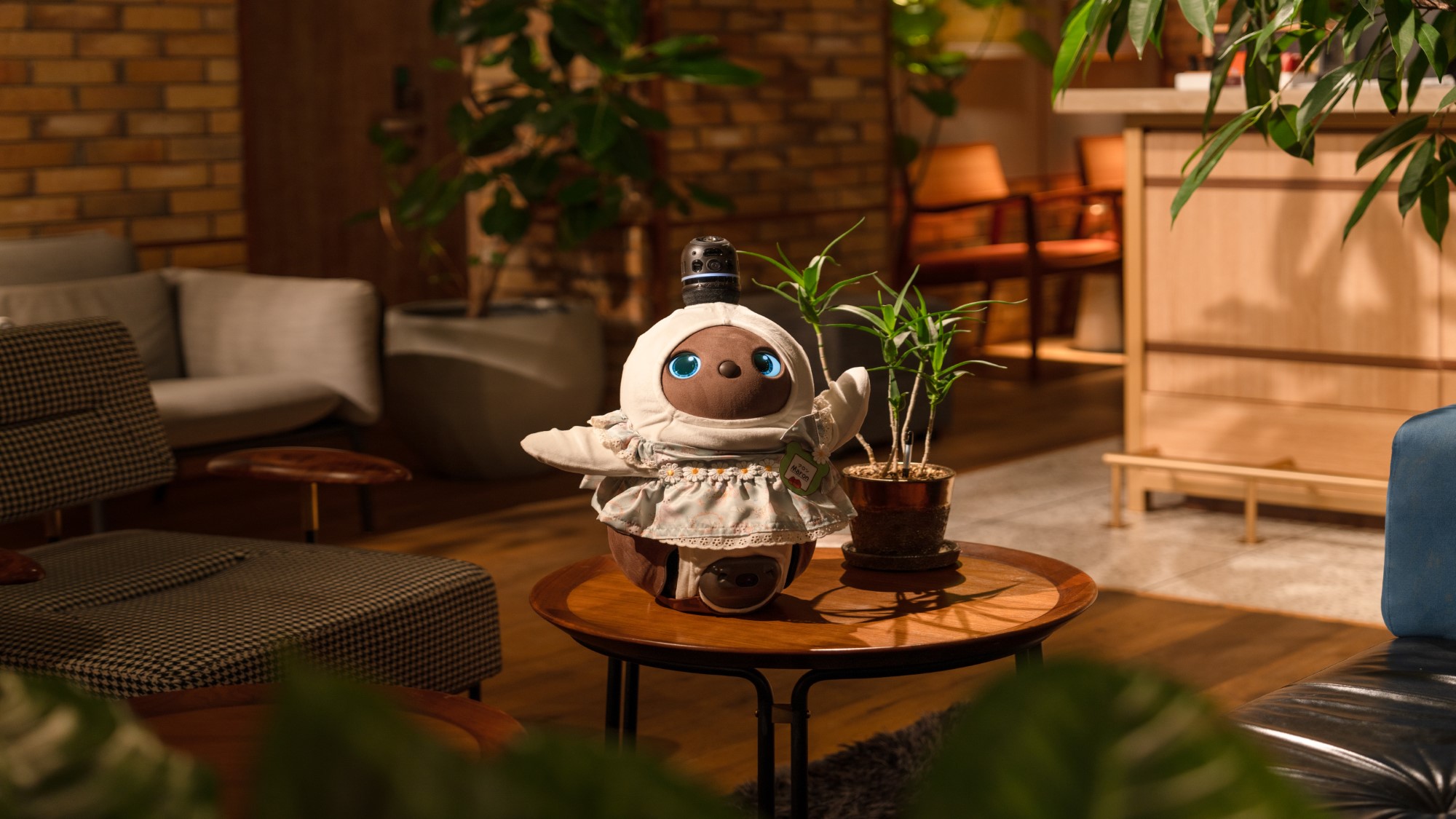 ■リビングロビー■LOVOT　まろんちゃんがお出迎え