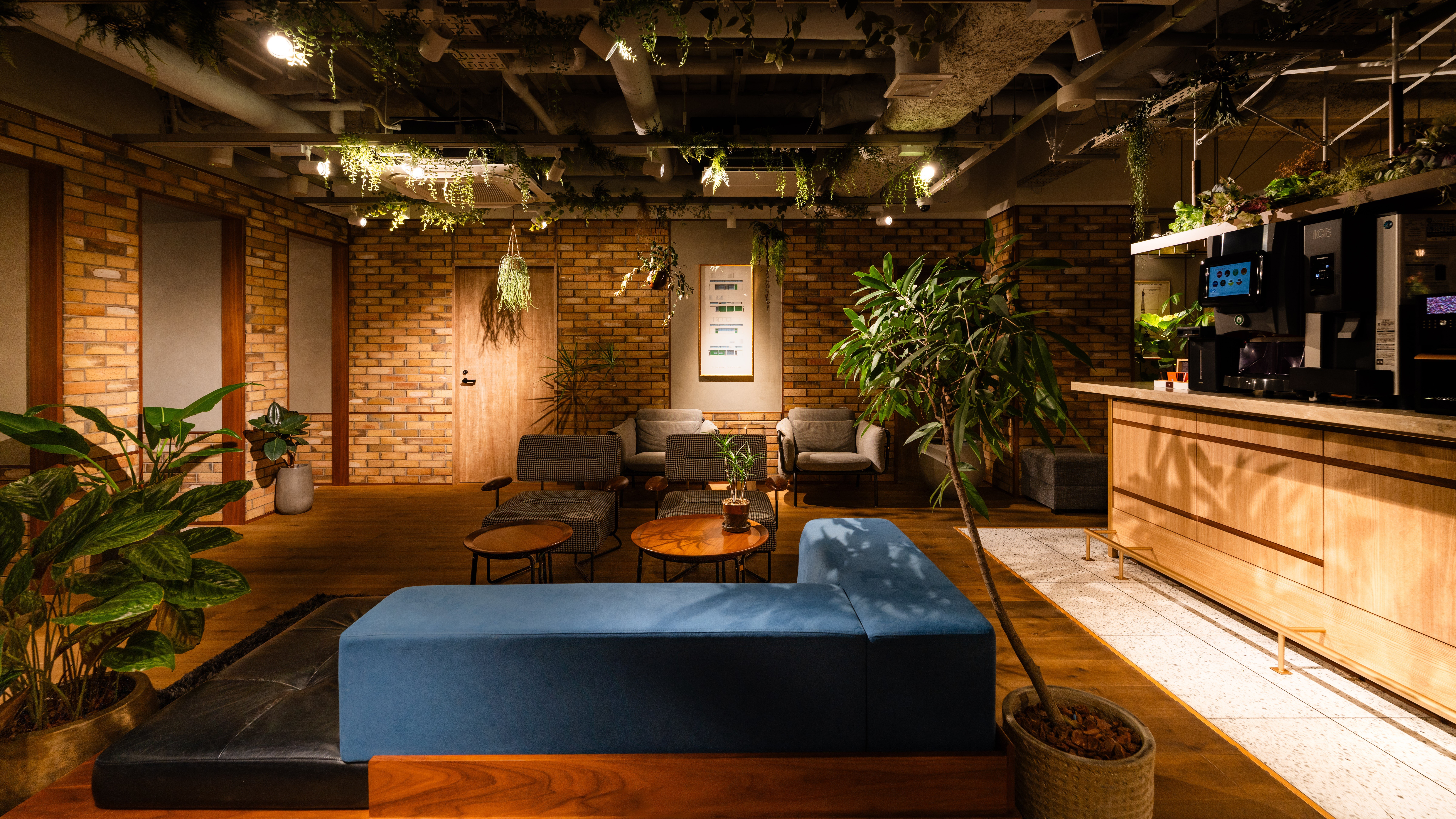 ■リビングロビー■豊富なドリンクとマフィンサービスあり