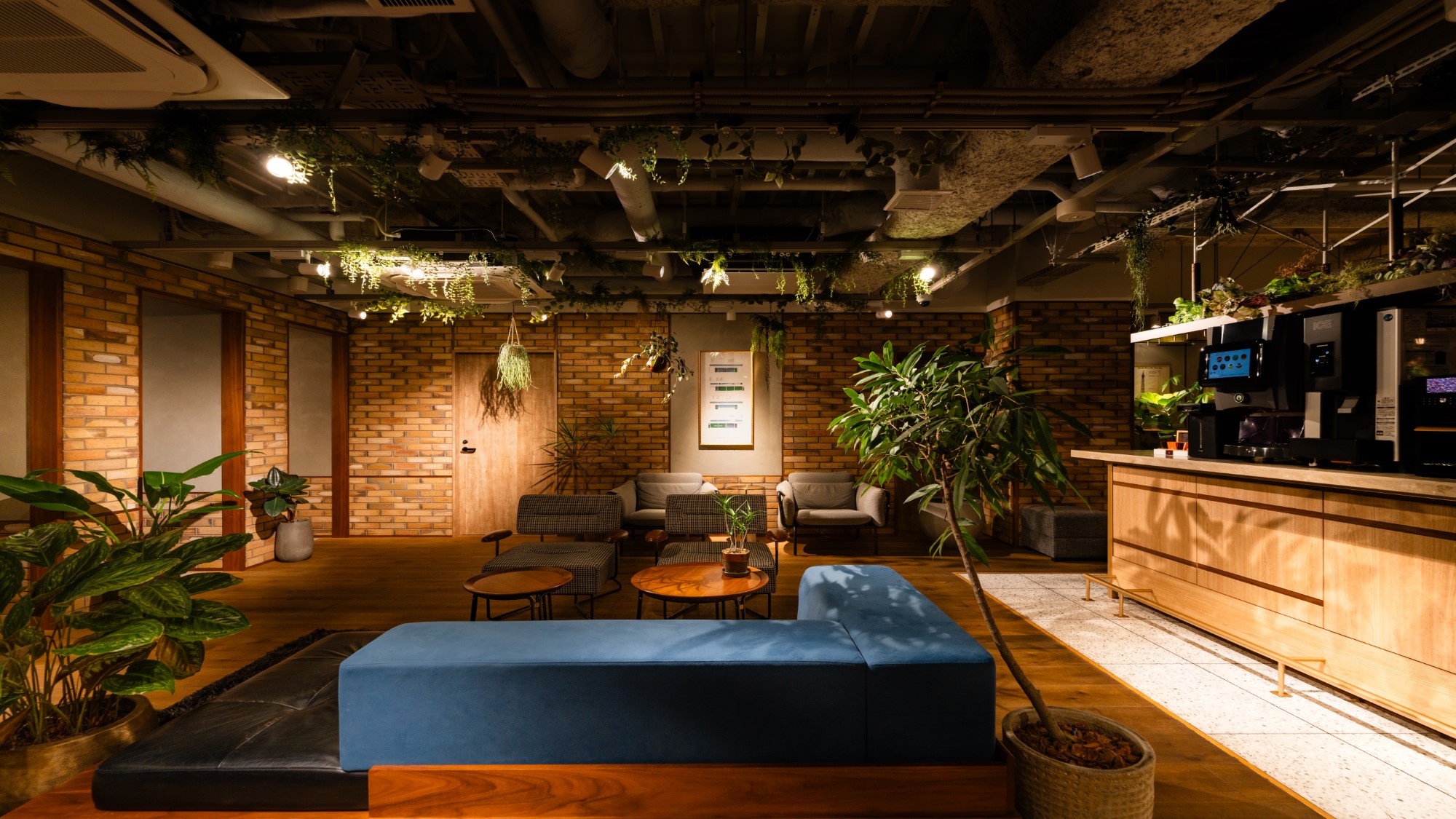 ■リビングロビー■豊富なドリンクとマフィンサービスあり