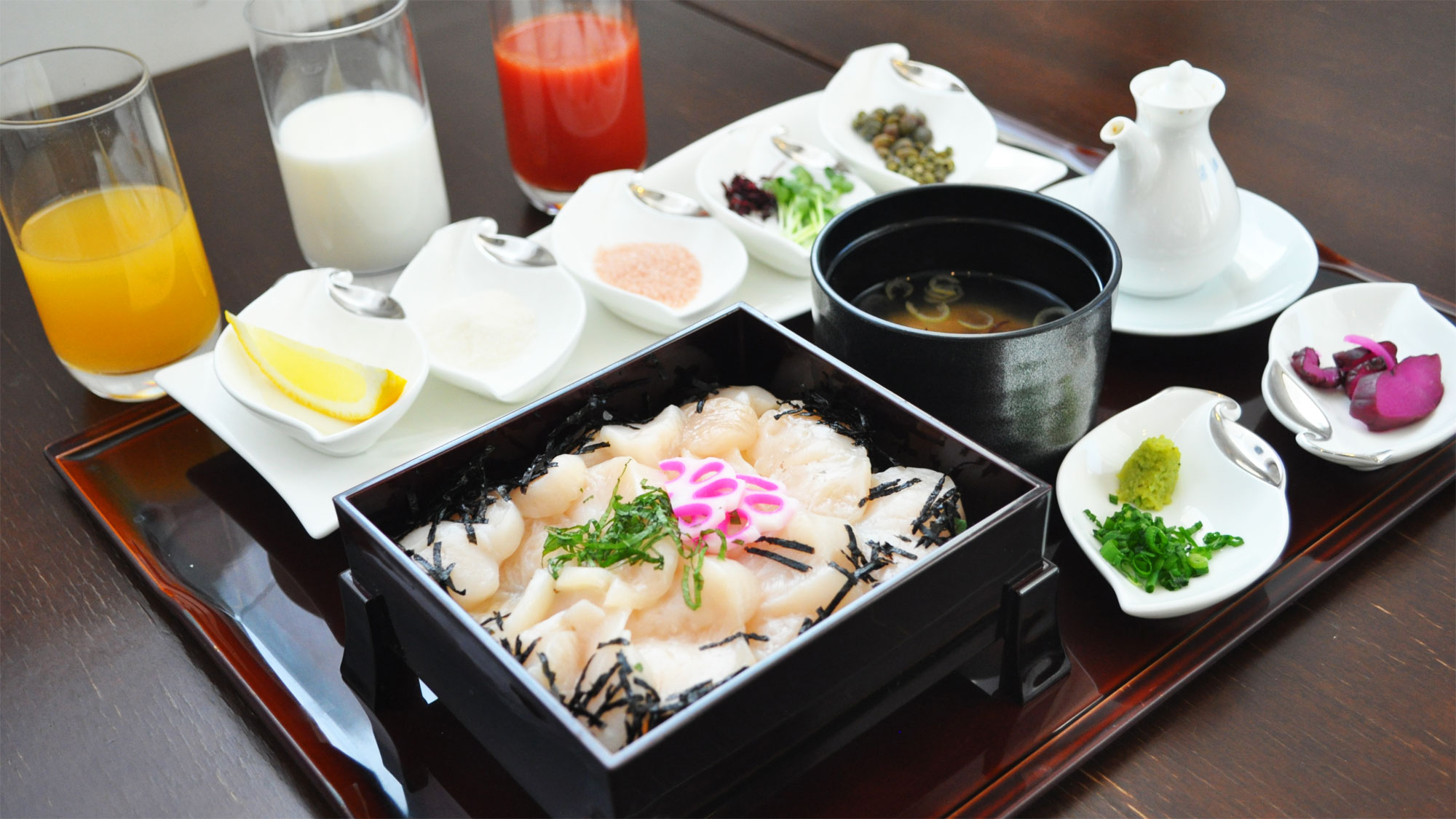 北海道産のホタテを使用した特選ホタテ重を7種類の薬味でお楽しみください♪
