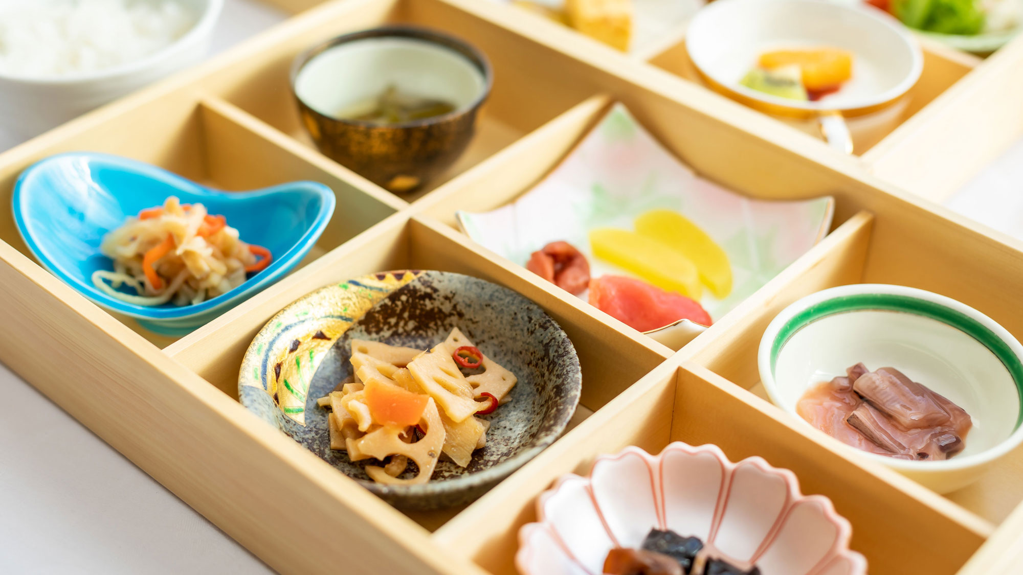 【朝食】彩り鮮やかな健康を意識した食事です