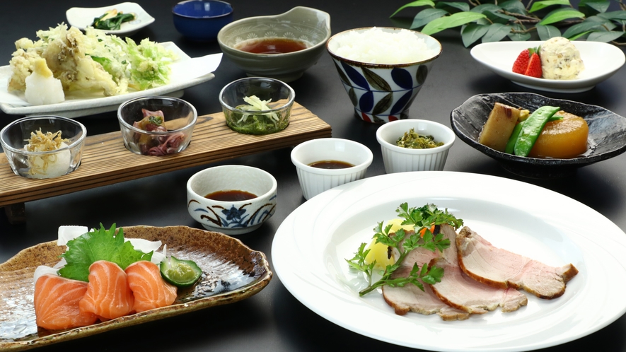 和洋折衷の夕食◆季節でメニューも変わる夕食は旬素材を活かした手作りの創作料理です