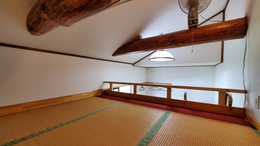 ロフト付き和室◆天井の梁が印象的なロフトには３畳分の空間があります
