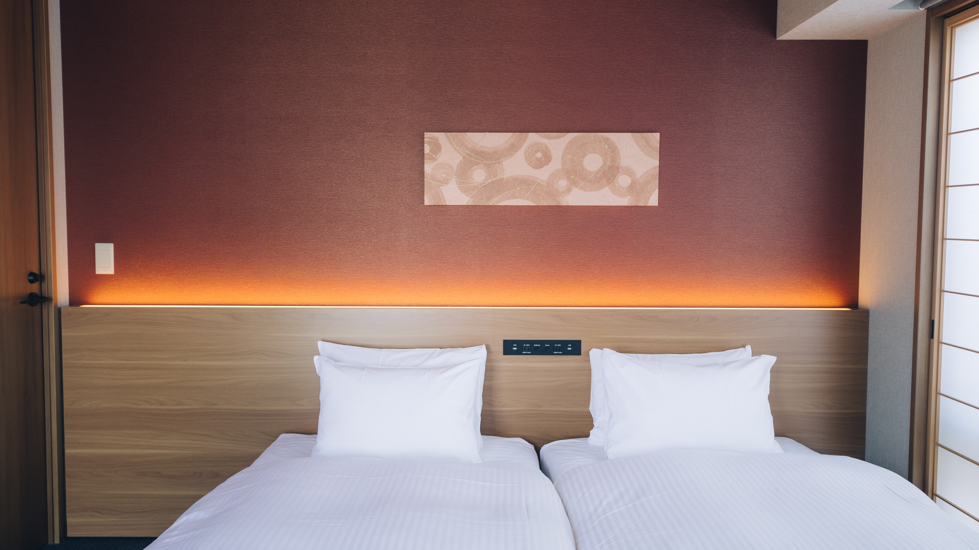 枕元にコンセントがあるので、起きたらスマホがもう準備万端！