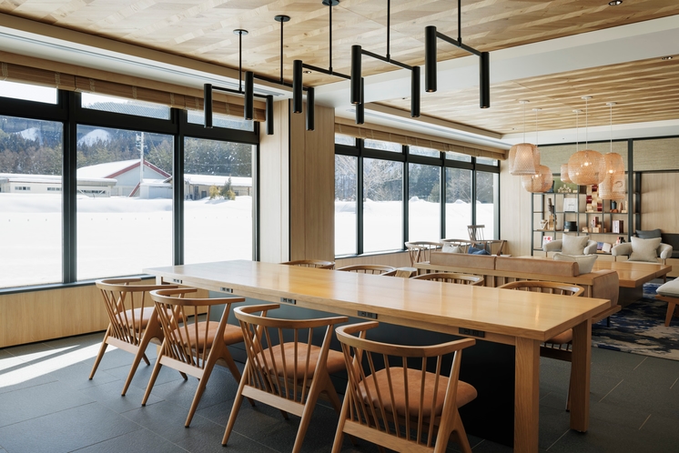 共用スペース冬景色：自由にお召し上がりいただけるフリーカフェ、電子レンジ、製氷機を備えております。