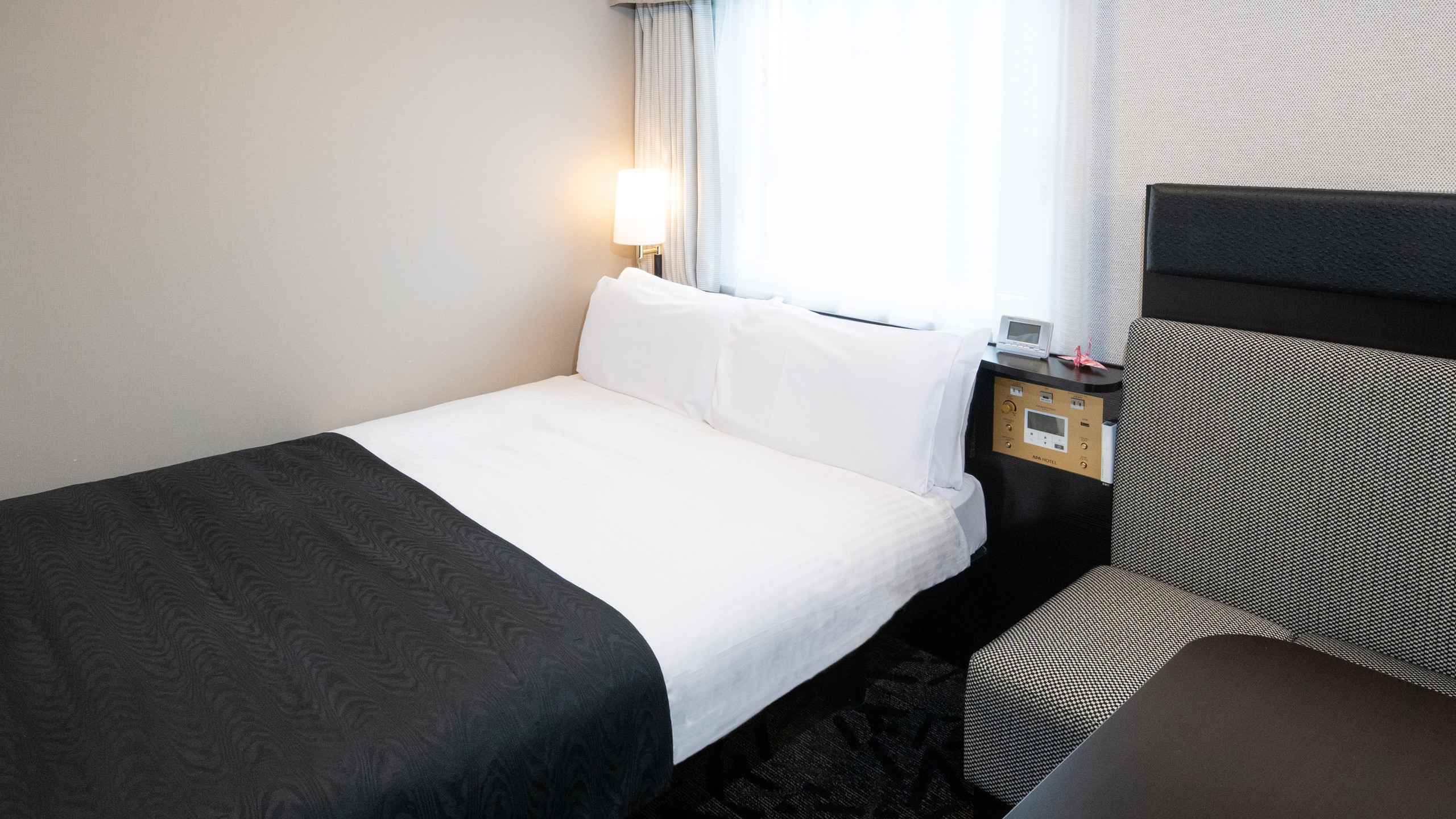 広さ11～12㎡／ベッド幅140cm／ソファを設置し、ゆっくりとおくつろぎいただけるお部屋