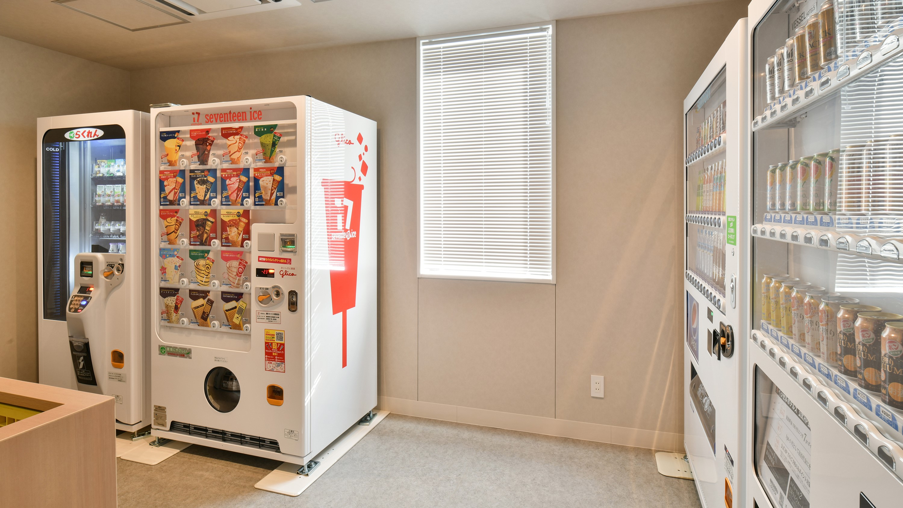 3階ベンダーコーナー　自動販売機（ソフトドリンク、お酒、牛乳類、アイスクリーム）