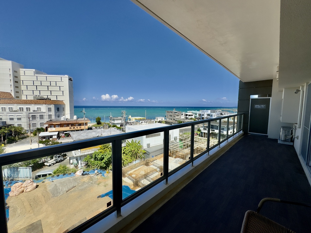 【直前割★お得にステイ】ビーチまで徒歩2分！沖縄最大級89平米スイートコンド( 素泊まり)