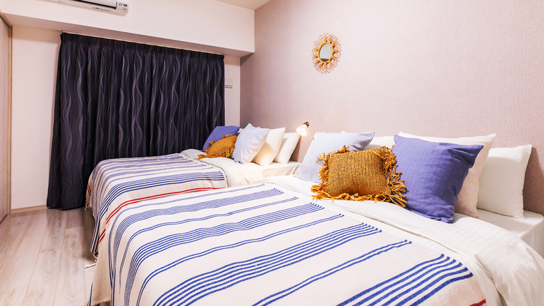 【5F】ベッドルーム　南仏を思わせるようなトリコロールカラーのベッド。