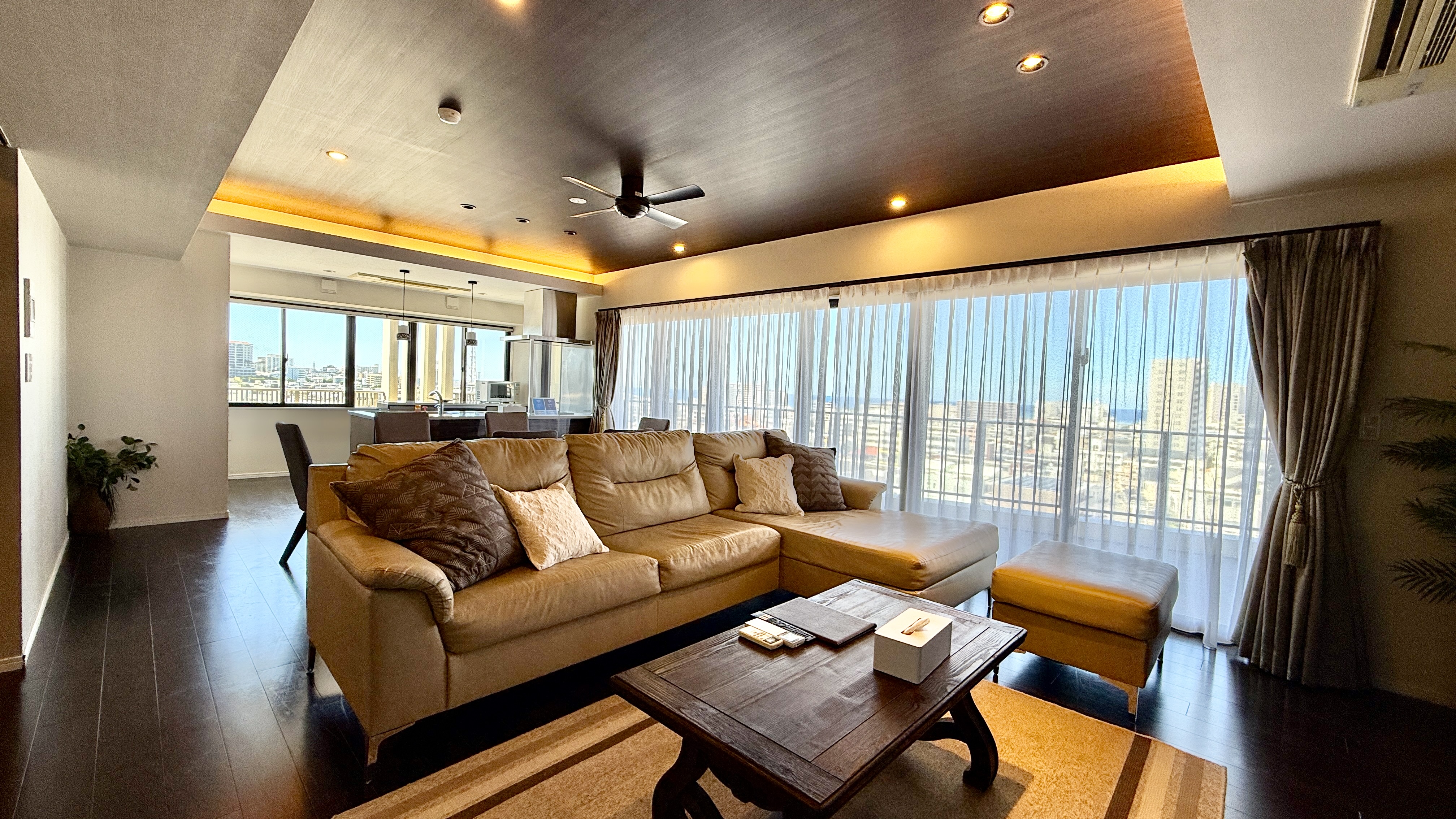 【8F】リビング　窓からの風を感じながら、ソファでゆっくりとお昼寝するのも贅沢な時間です。