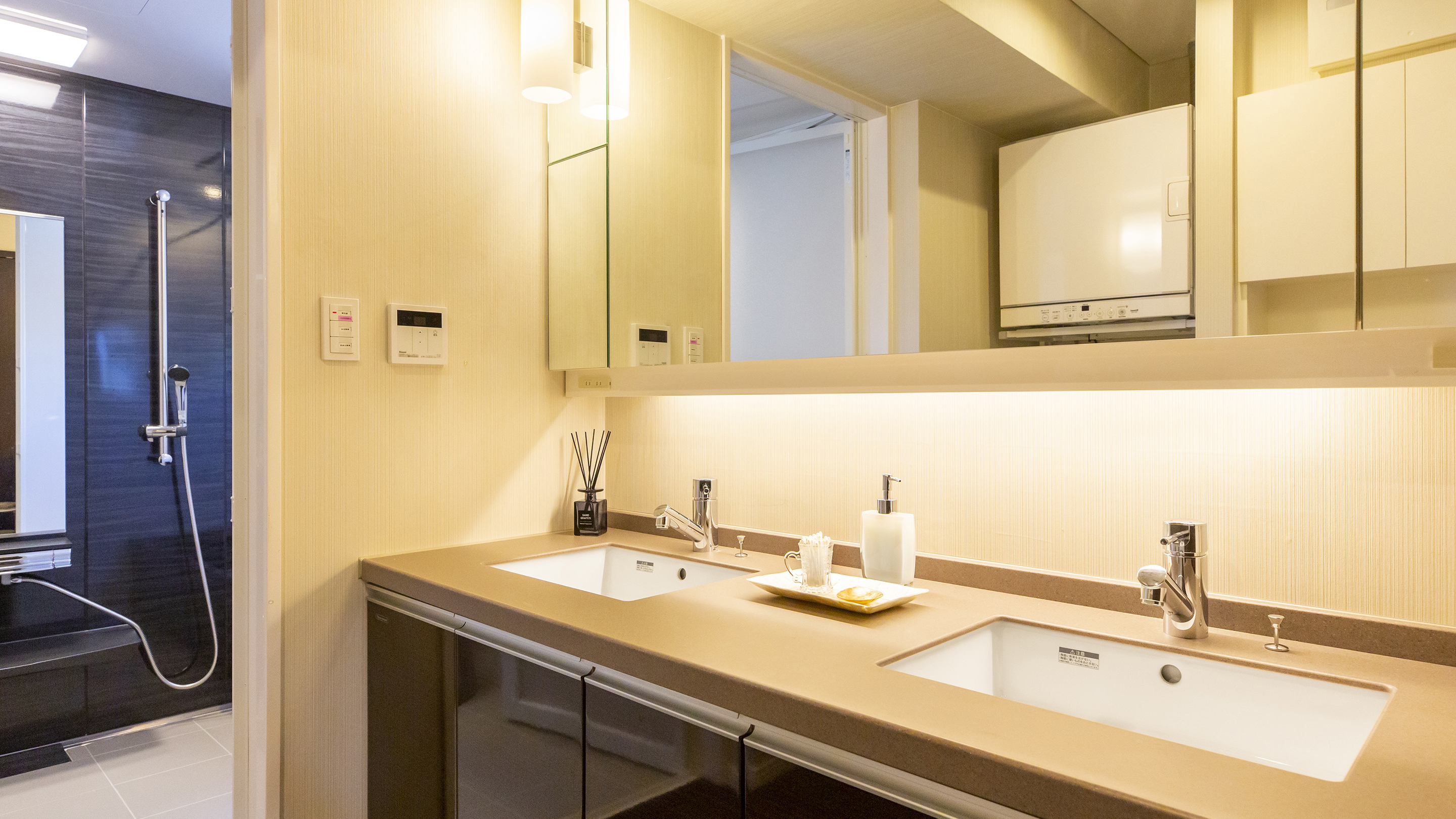 【客室設備】２つ並んだ洗面台。大人数で泊ってもゆっくり使うことができます。