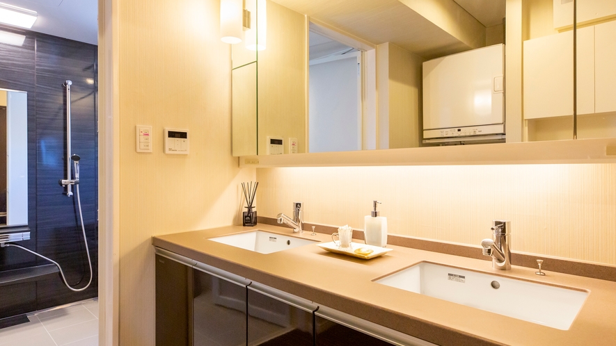 【客室設備】２つ並んだ洗面台。大人数で泊ってもゆっくり使うことができます。