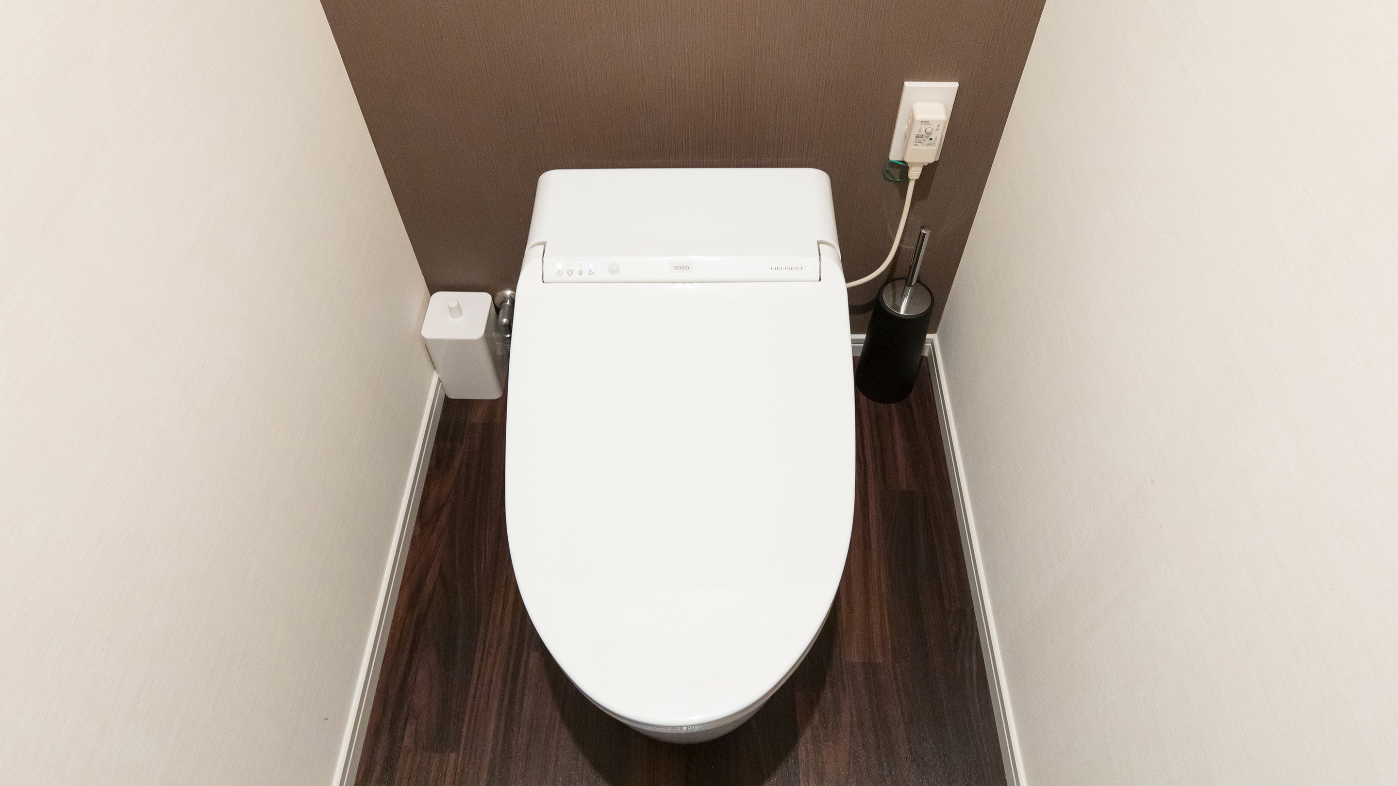 【客室設備】温水洗浄便座付トイレ。各部屋に２つ、トイレを完備しております。