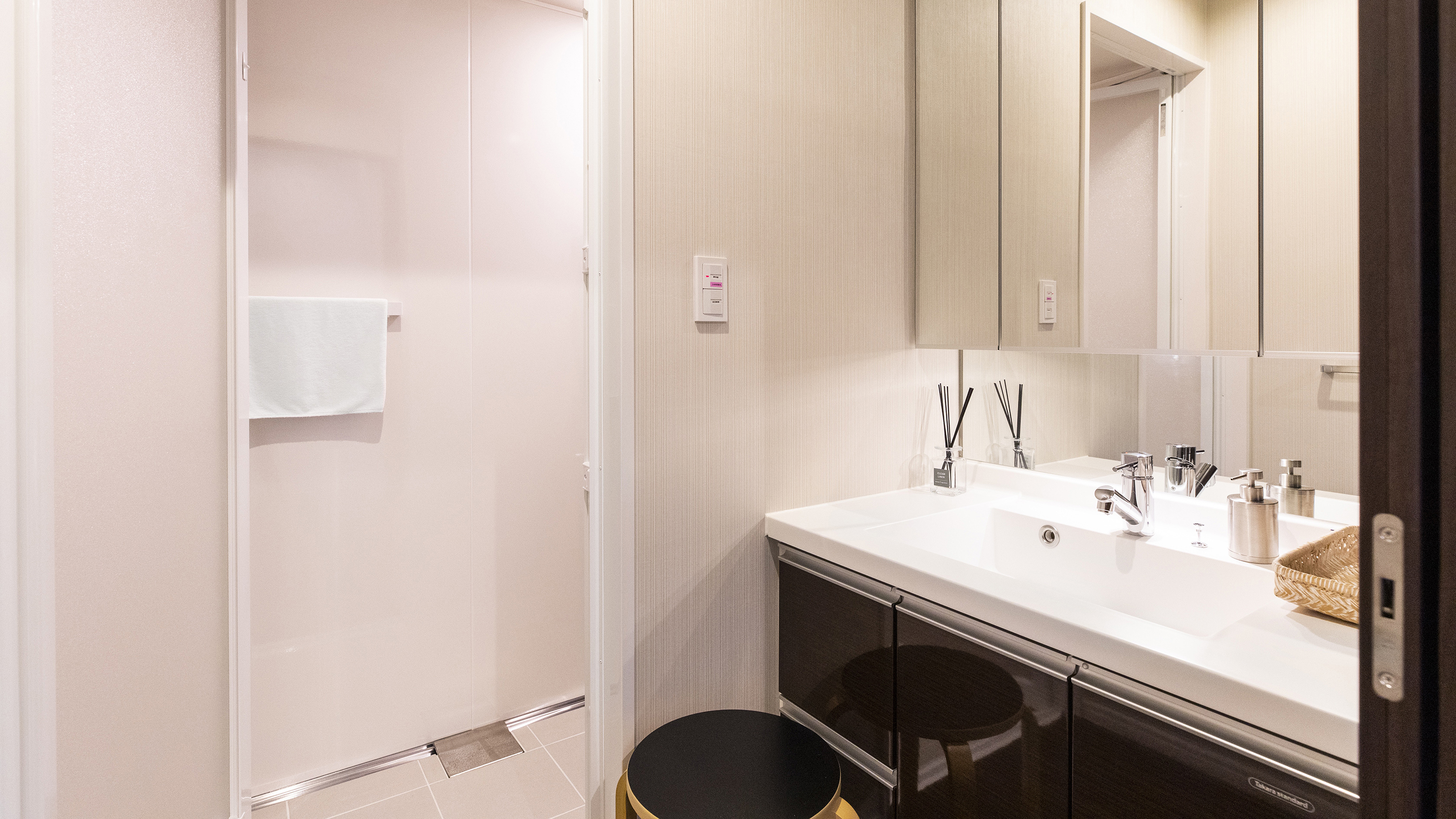 【客室設備】各部屋に洗面台は3つ、バスタブ付浴室、シャワー室を設けております。