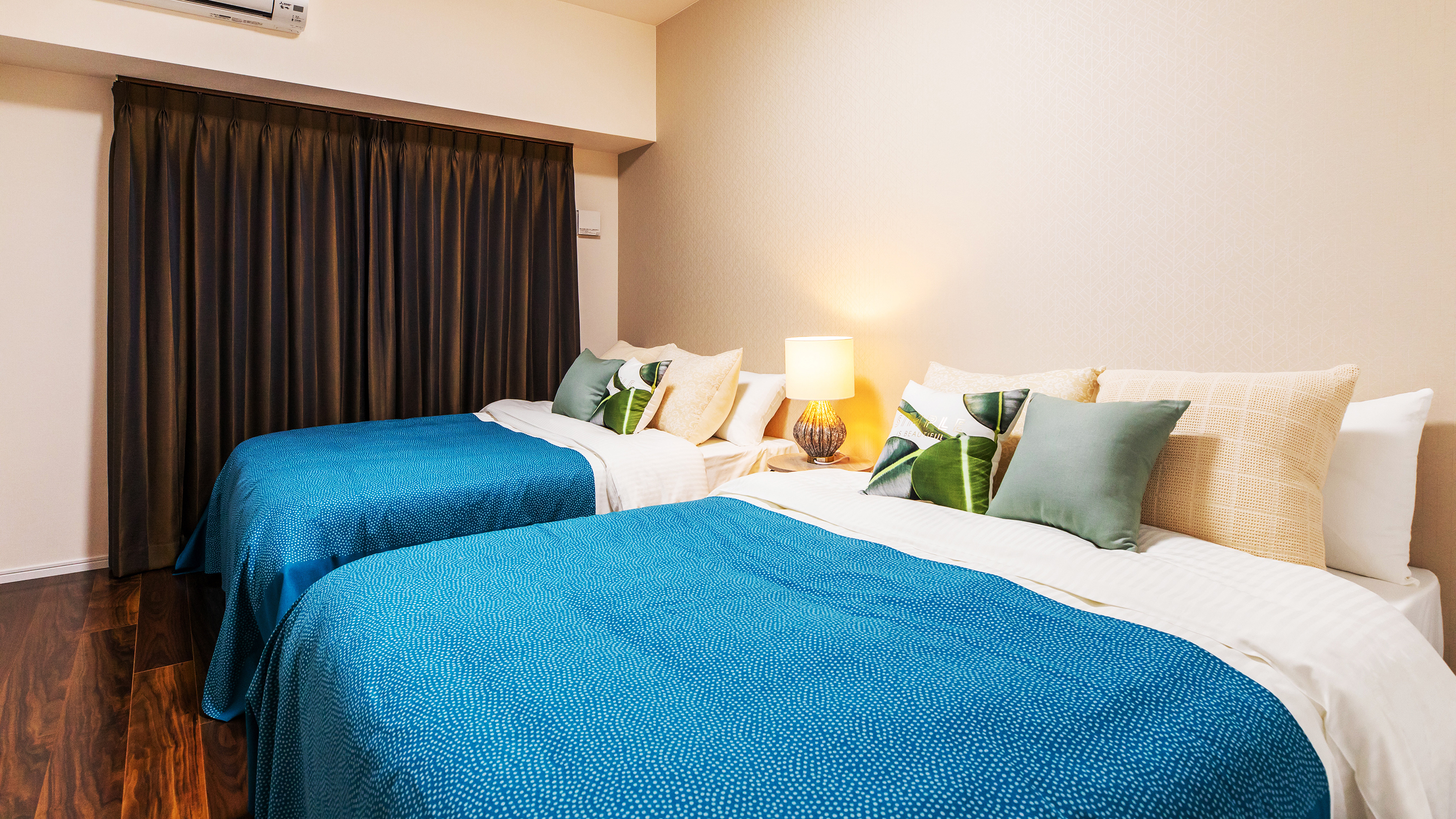 【6F】ベッドルーム　沖縄の青い海を連想させる鮮やかなベッドルーム。