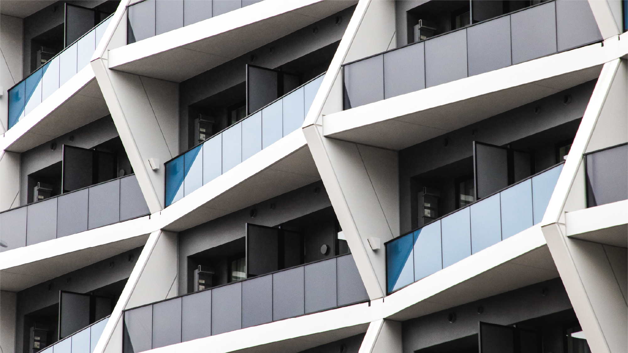 麻の葉をモチーフにしたホテル外観。