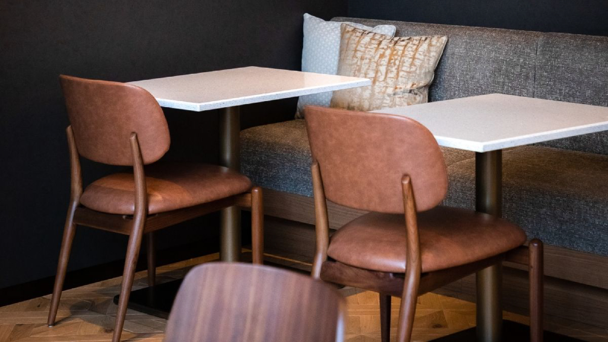 商談もおしゃべりも花咲く落ち着いたラウンジ