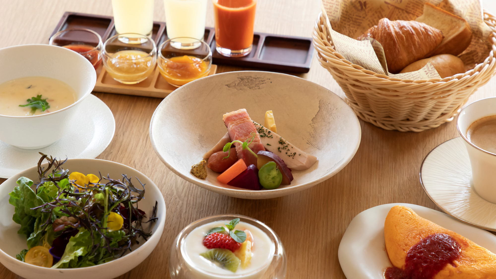 【ご朝食】焼き立てパンや地元食溢れる洋食
