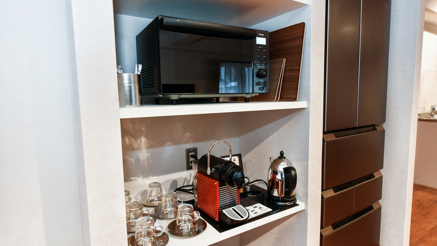 【広々とした洋室】リビング冷蔵庫、電子レンジ、コーヒーマシーンも完備。